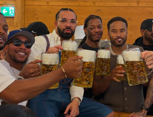 Rapper Drake besuchte zunächst das Schützenzelt, dann Käfers Wiesn-Schänke auf dem Oktoberfest.