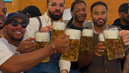 Rapper Drake besuchte zunächst das Schützenzelt, dann Käfers Wiesn-Schänke auf dem Oktoberfest. Rapper Drake besuchte zunächst das Schützenzelt, dann Käfers Wiesn-Schänke auf dem Oktoberfest.