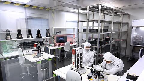 Die Mitarbeiter des Zentrums f&uuml;r Telematik arbeiten in Schutzanz&uuml;gen.