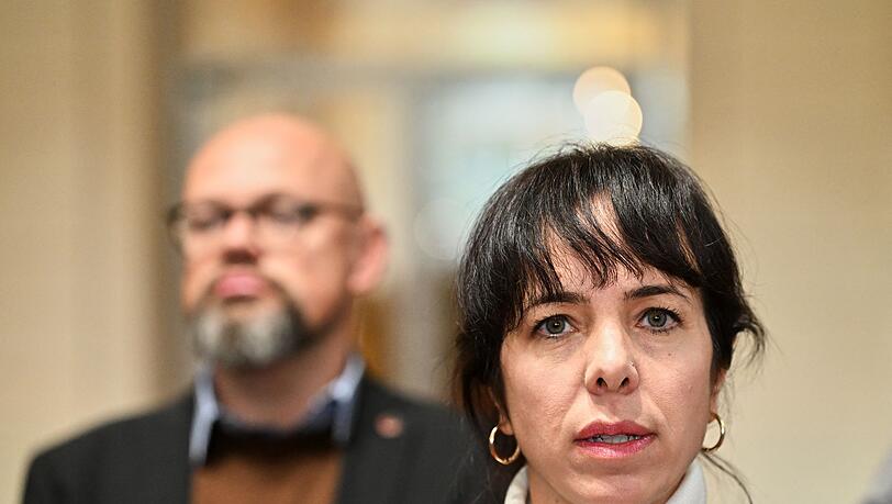 Die Linke-Co-Fraktionsvorsitzende Elif Eralp will in Berlin Regierende Bürgermeisterin werden, im Hintergrund steht der zweite Fraktionsvorsitzende Tobias Schulze. Die Linke-Co-Fraktionsvorsitzende Elif Eralp will in Berlin Regierende Bürgermeisterin werden, im Hintergrund steht der zweite Fraktionsvorsitzende Tobias Schulze.