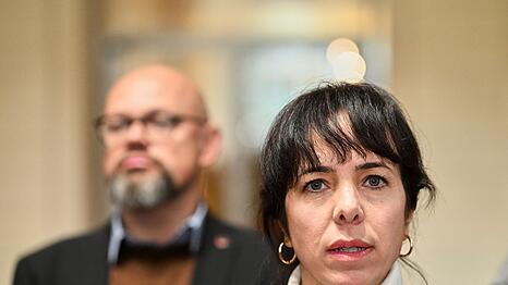 Die Linke-Co-Fraktionsvorsitzende Elif Eralp will in Berlin Regierende B&uuml;rgermeisterin werden, im Hintergrund steht der zweite Fraktionsvorsitzende Tobias Schulze.