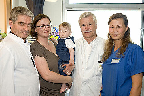 Glücklich (v.l.): Professor Edward Malec (er hat operiert), Claudia Nüßle mit Tochter Annabell, Professor Heinrich Netz, Schwester Claudia Bartsch.