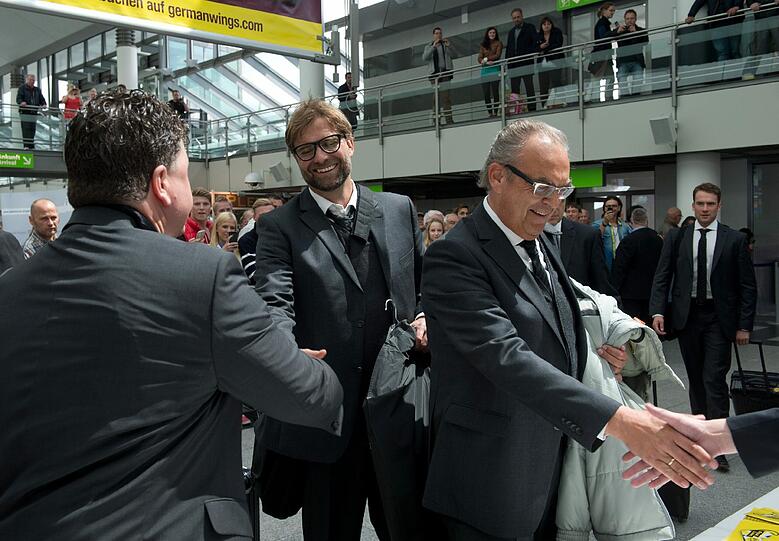 Auch der BVB ist nach London abgeflogen: Am Flughafen hatten die Dortmunder die Spielerfrauen dabei. Die Bilder.