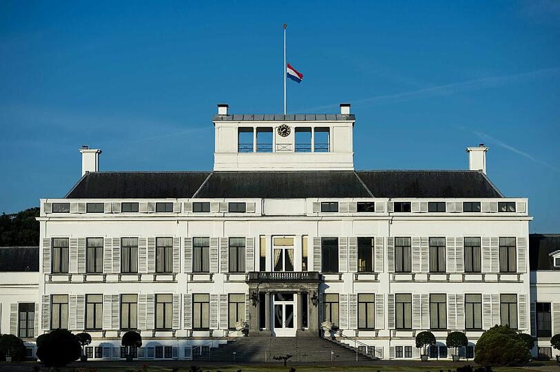 Die niederländische Flagge hängt auf Halbmast.