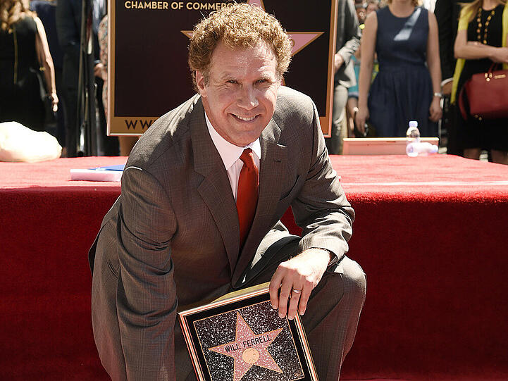 Will Ferrell posiert neben seinem Stern auf dem Walk of Fame