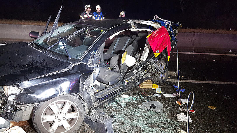Der Toyota schleuderte zweimal in die Mittelleitplanke. Der Fahrer musste aus dem Wrack befreit werden.