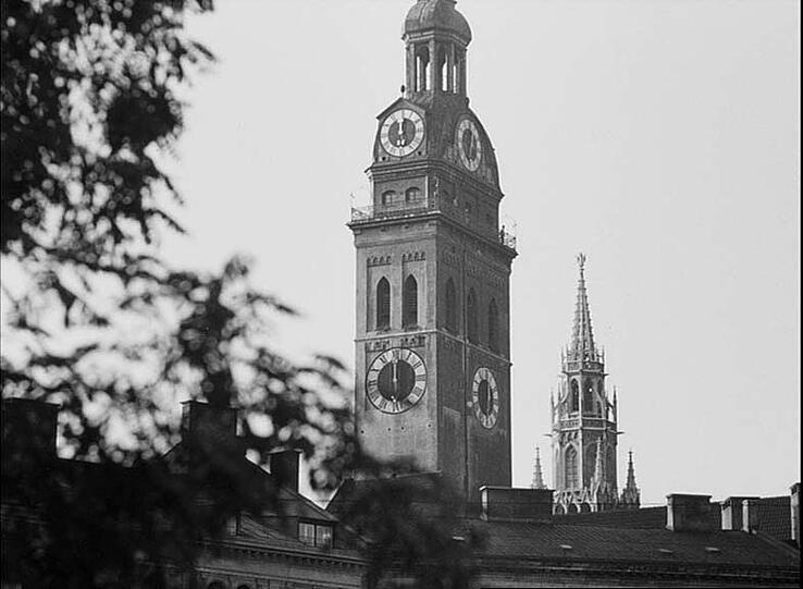 Der Blick nach oben auf Alten Peter und Rathaus-Turm.