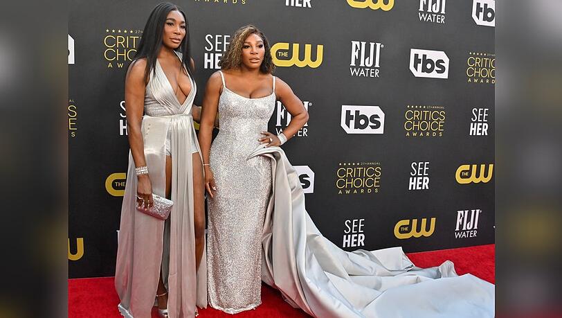 Die Tennis-Schwestern Venus und Serena Williams (r.) funkelten bei den Critics Choice Awards in Los Angeles im Silber-Doppel. Die Tennis-Schwestern Venus und Serena Williams (r.) funkelten bei den Critics Choice Awards in Los Angeles im Silber-Doppel.