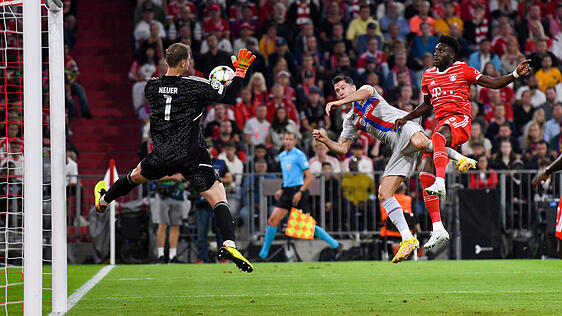 Lewandowski mit seiner zweiten dicken Chance. In der 21. Minute köpft er Neuer an.