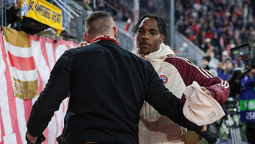 Mathys Tel verabschiedet sich von den Fans.