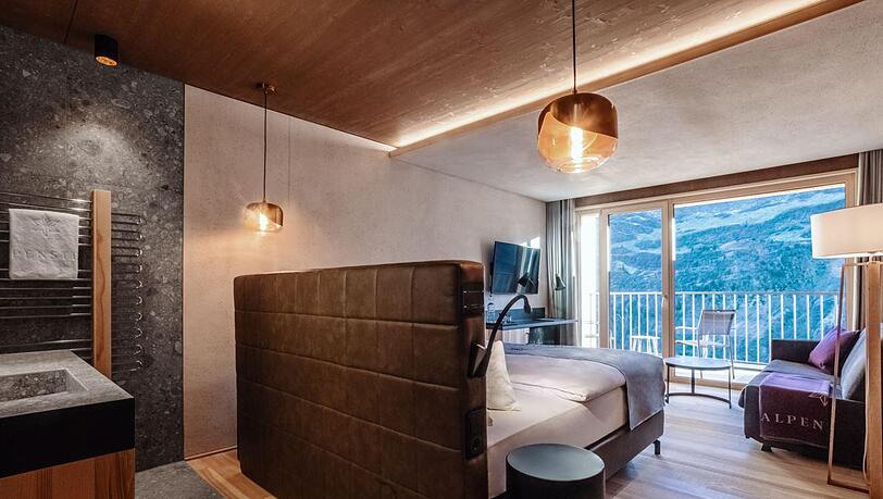 Alpiner Lifestyle mit viel Eleganz: So sieht es in den Suiten im Hotel Alpenstern aus. Alpiner Lifestyle mit viel Eleganz: So sieht es in den Suiten im Hotel Alpenstern aus.