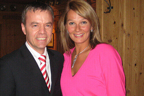 Prominenz wird gern gesehen im &bdquo;Bratwurst Röslein&ldquo;: Gregor Lemke mit Franzi van Almsick.