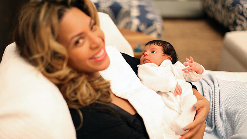 Popstar Beyonce zeigte nun erstmals ihre erste Tochter Blue Ivy, die sie gemeinsam mit Rapper Jay-Z hat.