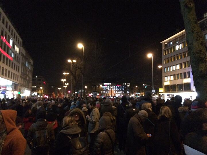 Tausende Demonstranten säumen die Sonnenstraße und warten auf den Bagida-Abmarsch.