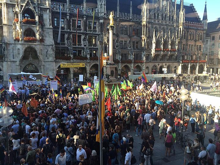 Hunderte demonstrieren gegen die Bagida-Kundgebung.