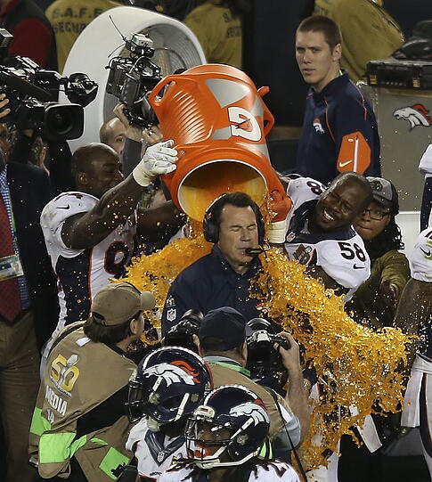 Gatorade-Dusche für Bronocs-Trainer Gary Kubiak