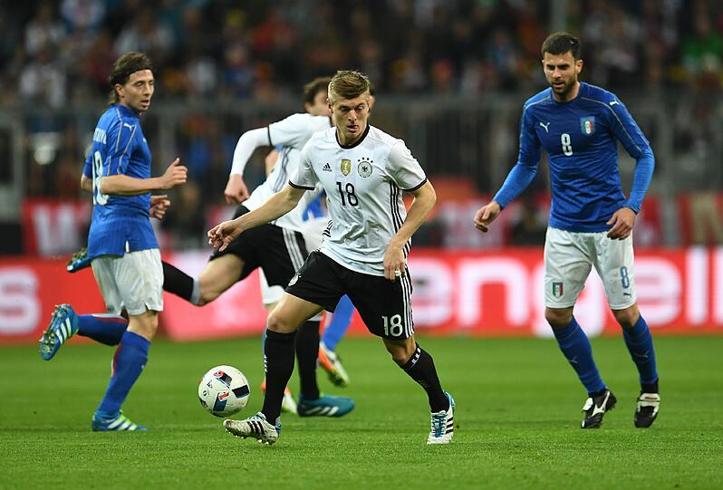 TONI KROOS: NOTE 2.
Der Scharfschütze. Wenn der Ball um den Strafraum zum Ex-Bayer kommt, verwandelt er traumhaft sicher &ndash; ob mit links wie gegen England oder rechts zum 1:0 wie gegen Italien (24.).