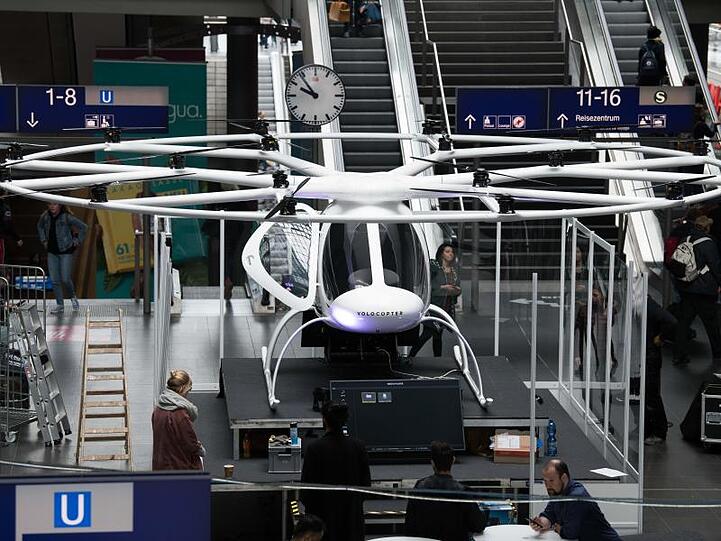 Ein Volocopter-Flugtaxi wird für Werbezwecke im Berliner Hauptbahnhof aufgebaut - jetzt soll es auch wirklich fliegen.