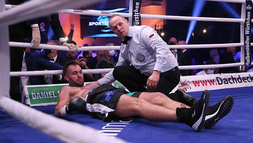 Hat mehr als genug: IBO-Weltmeister Dominic Bösel nach dem Knockout durch die Rechte des Münchners Robin Haxhi Krasniqi. Hat mehr als genug: IBO-Weltmeister Dominic Bösel nach dem Knockout durch die Rechte des Münchners Robin Haxhi Krasniqi.