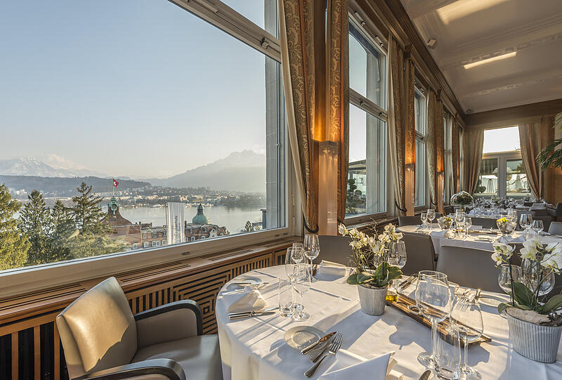 Das Scala Restaurant umrahmt von der spektakulären Panoramasicht auf die Berge, den Vierwaldstättersee und die Stadt Luzern.
