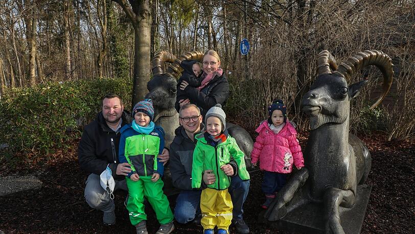 Stefan (41, v. l.), Julia (29) und Florian Dietl (35) mit den Kindern Moritz (6), Linus (4) und Annabel (3). Stefan (41, v. l.), Julia (29) und Florian Dietl (35) mit den Kindern Moritz (6), Linus (4) und Annabel (3).