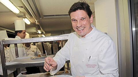 Christian Jürgens im Kochmantel des Nobelrestaurants "Überfahrt".