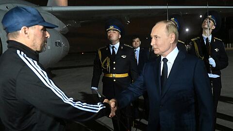 Der russische Präsident Wladimir Putin begrüßt den vom Westen freigelassenen russischen Tiergartenmörder Wadim Krassikow nach dessen Ankunft auf dem Regierungsflughafen Vnukovo außerhalb von Moskau.