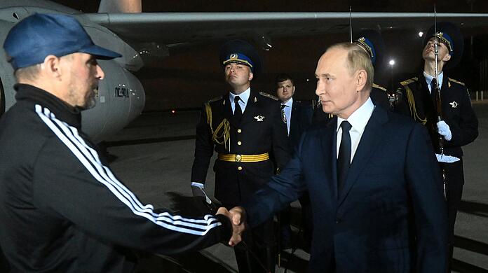 Der russische Präsident Wladimir Putin begrüßt den vom Westen freigelassenen russischen Tiergartenmörder Wadim Krassikow nach dessen Ankunft auf dem Regierungsflughafen Vnukovo außerhalb von Moskau.