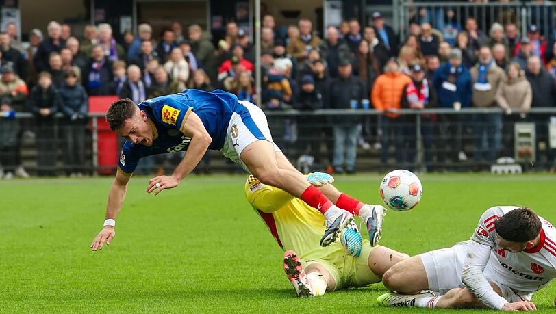 Kiels Adrian Kapralik (l) prallt mit N&uuml;rnbergs Jan Reichert zusammen.