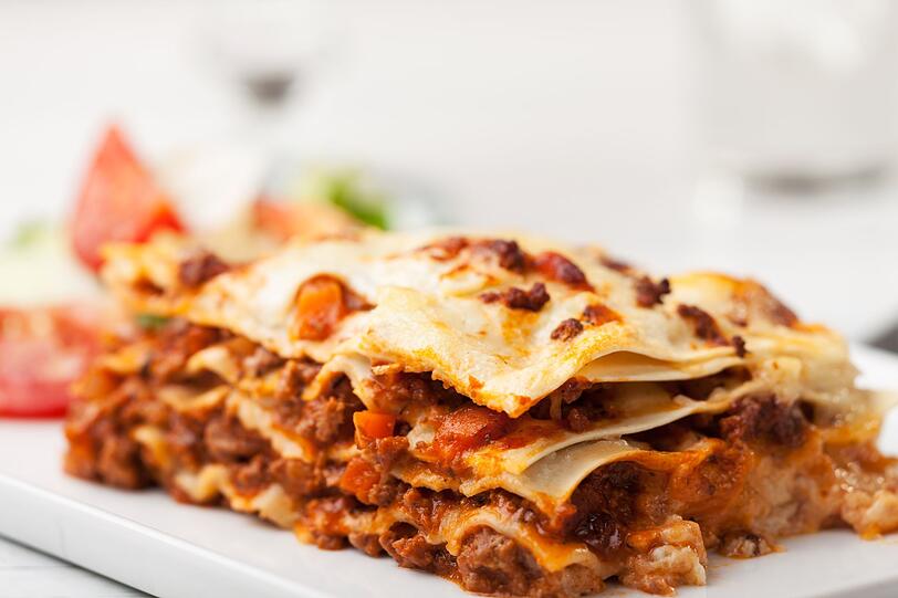 Für alle, die scharfes Essen lieben, bietet sich dieses feurige Lasagne-Rezept an. Die Chili-con-Carne-Lasagne wird mit frischen Jalapeños, Habanero Chilis oder Thai Chilis, Paprika, Kidneybohnen, Mais und Rotwein in der Tomaten-Hack-Sauce gewürzt. Zur scharfen Lasagne passt ebenfalls Béchamelsauce, die zum Abschluss auf dem Gericht verteilt wird, um dann im Ofen goldbraun gebacken zu werden. Für alle, die scharfes Essen lieben, bietet sich dieses feurige Lasagne-Rezept an. Die Chili-con-Carne-Lasagne wird mit frischen Jalapeños, Habanero Chilis oder Thai Chilis, Paprika, Kidneybohnen, Mais und Rotwein in der Tomaten-Hack-Sauce gewürzt. Zur scharfen Lasagne passt ebenfalls Béchamelsauce, die zum Abschluss auf dem Gericht verteilt wird, um dann im Ofen goldbraun gebacken zu werden.