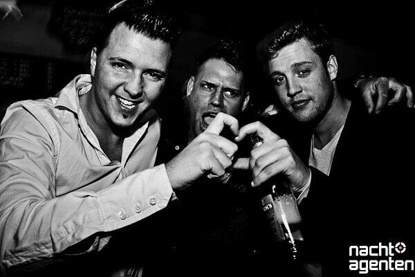 Toby Jackbox, Deschamps und Alex SK im Harry Klein scratchen bei der AudioVideoNight die Party-Meute in höhere Dance-Sphären - mehr Bilder unter unter www.nachtagenten.de