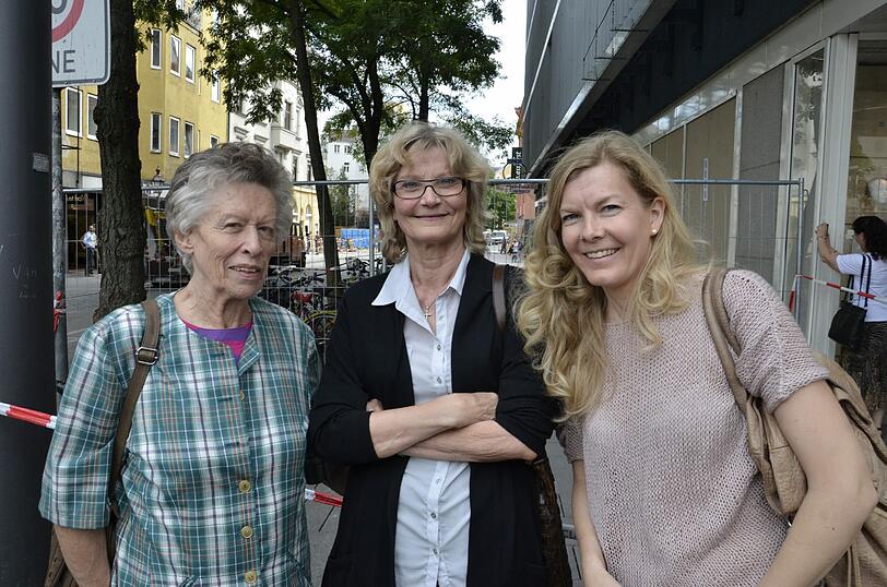 Edith Glowka, Ursula Kabala-Schrein und Bettina Schrein wohnen gleich nebenan. Sie finden: &bdquo;Es hätte schlimmer kommen können. Die Sprengmeister haben gute Arbeit geleistet!&ldquo;