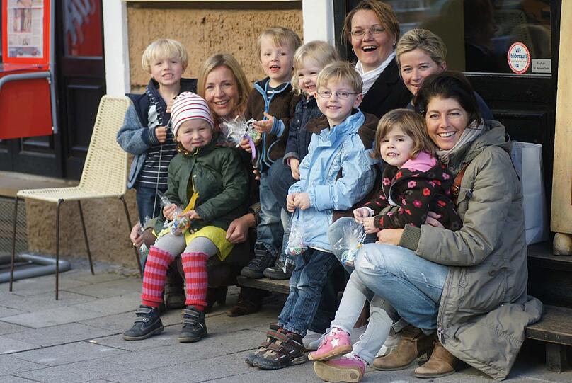 Daniela Faber (46), rechts im Bild mit Tochter Anna (3) und mit einem Teil der Kindergartengruppe Nilpferde: &bdquo;Als Mama von drei Kindern ist es schön, in Schwabing zu leben. Ich habe aber auch den Luxus, dass mein Mann gut verdient. Es sind kurze Wege zum Metzger und zum Bäcker. Der Stadtteil ist freundlich und hat viele schöne Ecken. Hier braucht man kein Auto. Das Einzige, was mich ärgert, sind die hohen Mieten. Ich habe den Eindruck, dass leise Mieter ohne Kinder es leichter haben, eine größere Wohnung zu bekommen.&ldquo;