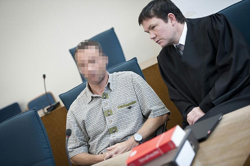 Der frühere Polizist und Feuerwehrmann Andreas A. mit seinem Anwalt auf der Anklagebank im Landgericht Passau.