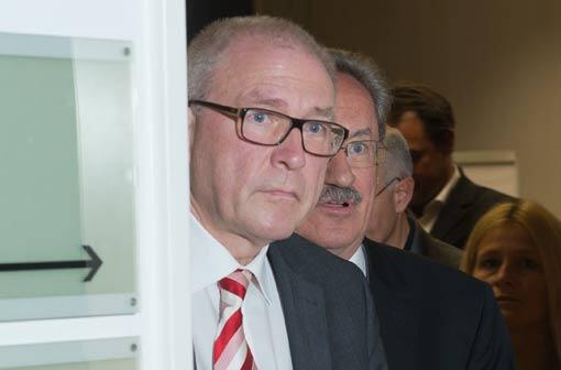 Der Generaldirektor des Deutschen Olympischen Sportbundes (DOSB), Michael Vesper (l), und Münchens Oberbürgermeister Christian Ude (SPD) am Sonntagabend im KVR.