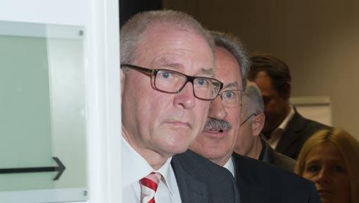Der Generaldirektor des Deutschen Olympischen Sportbundes (DOSB), Michael Vesper (l), und Münchens Oberbürgermeister Christian Ude (SPD) am Sonntagabend im KVR. Der Generaldirektor des Deutschen Olympischen Sportbundes (DOSB), Michael Vesper (l), und Münchens Oberbürgermeister Christian Ude (SPD) am Sonntagabend im KVR.