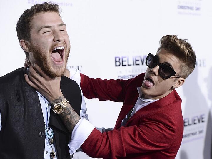 Zum Glück scheint es Justin Bieber zumindest hier auf dem roten Teppich nicht ernst zu meinen