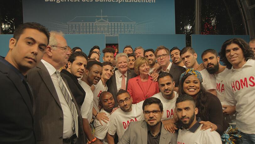 Mit anderen Flüchtlingen beim Bundespräsidenten. Mit anderen Flüchtlingen beim Bundespräsidenten.
