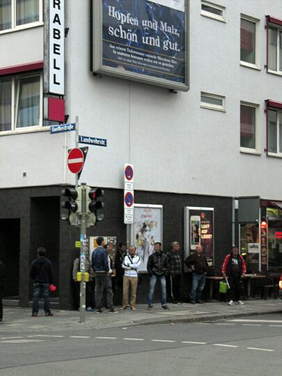 Stundenlang warten die Männer hier an der Kreuzung Goethe- und Landwehrstraße auf Arbeit.