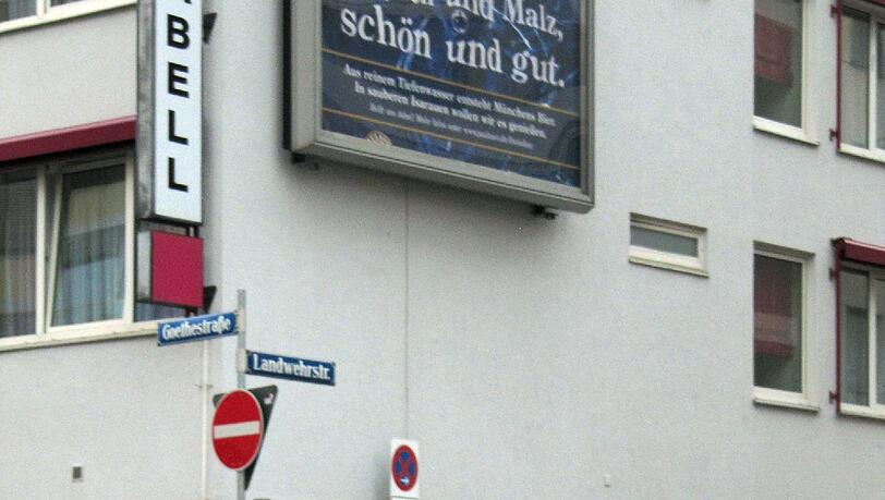 Stundenlang warten die Männer hier an der Kreuzung Goethe- und Landwehrstraße auf Arbeit. Stundenlang warten die Männer hier an der Kreuzung Goethe- und Landwehrstraße auf Arbeit.