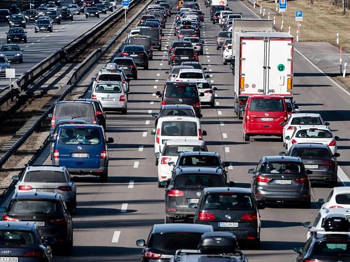 Dichter Verkehr schiebt sich über die Autobahn. Foto: Matthias Balk/dpa