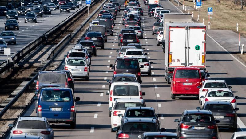 Dichter Verkehr schiebt sich über die Autobahn. Foto: Matthias Balk/dpa Dichter Verkehr schiebt sich über die Autobahn. Foto: Matthias Balk/dpa