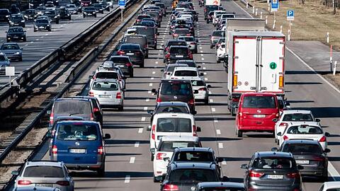 Dichter Verkehr schiebt sich über die Autobahn. Foto: Matthias Balk/dpa