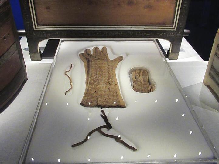 Mit Seidenfaden bestickte Leinenhandschuhe in der Ausstellung "Tutanchamun. Der Schatz des Pharaos". Sie ist seit mehr als 50 Jahren wieder die erste Tutanchamun-Schau in Paris und mit 150 Objekten die bislang größte überhaupt.
