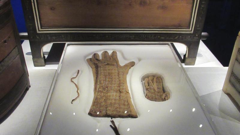 Mit Seidenfaden bestickte Leinenhandschuhe in der Ausstellung "Tutanchamun. Der Schatz des Pharaos". Sie ist seit mehr als 50 Jahren wieder die erste Tutanchamun-Schau in Paris und mit 150 Objekten die bislang größte überhaupt. Mit Seidenfaden bestickte Leinenhandschuhe in der Ausstellung "Tutanchamun. Der Schatz des Pharaos". Sie ist seit mehr als 50 Jahren wieder die erste Tutanchamun-Schau in Paris und mit 150 Objekten die bislang größte überhaupt.