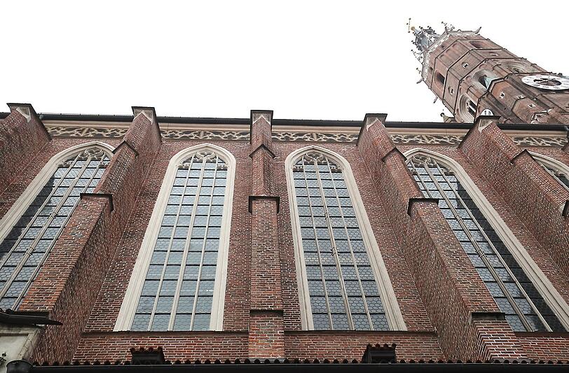 Das Fenster links ist das neue und bereits sanierte Musterfenster.