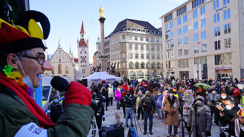 Die meisten Teilnehmer trugen Masken, einige waren zudem noch verkleidet.
