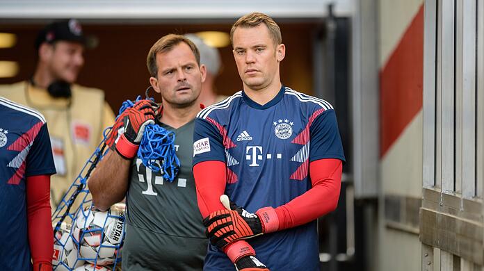 Manuel Neuer kann den Rauswurf von Torwarttrainer Toni Tapalovic (l.) nicht nachvollziehen.