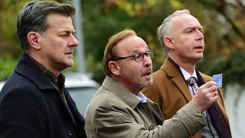"München Mord: Der gute Mann vom Herzogpark": Helmut Zangel (Christoph Süß, r.) begleitet seine Kommissare Harald Neuhauser (Marcus Mittermeier, l.) und Ludwig Schaller (Alexander Held, M.) in die Villa des Verdächtigen Dr. Schön.