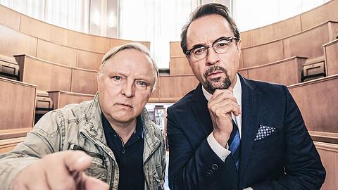 Im neuen "Tatort - Fiderallala" werden Kriminalhauptkommissar Frank Thiel (Axel Prahl, l.) und Professor Karl-Friedrich Boerne (Jan Josef Liefers) mit einem Fall unter Studierenden konfrontiert, der die beruflichen und privaten Beziehungen der beiden auf eine harte Probe stellt.